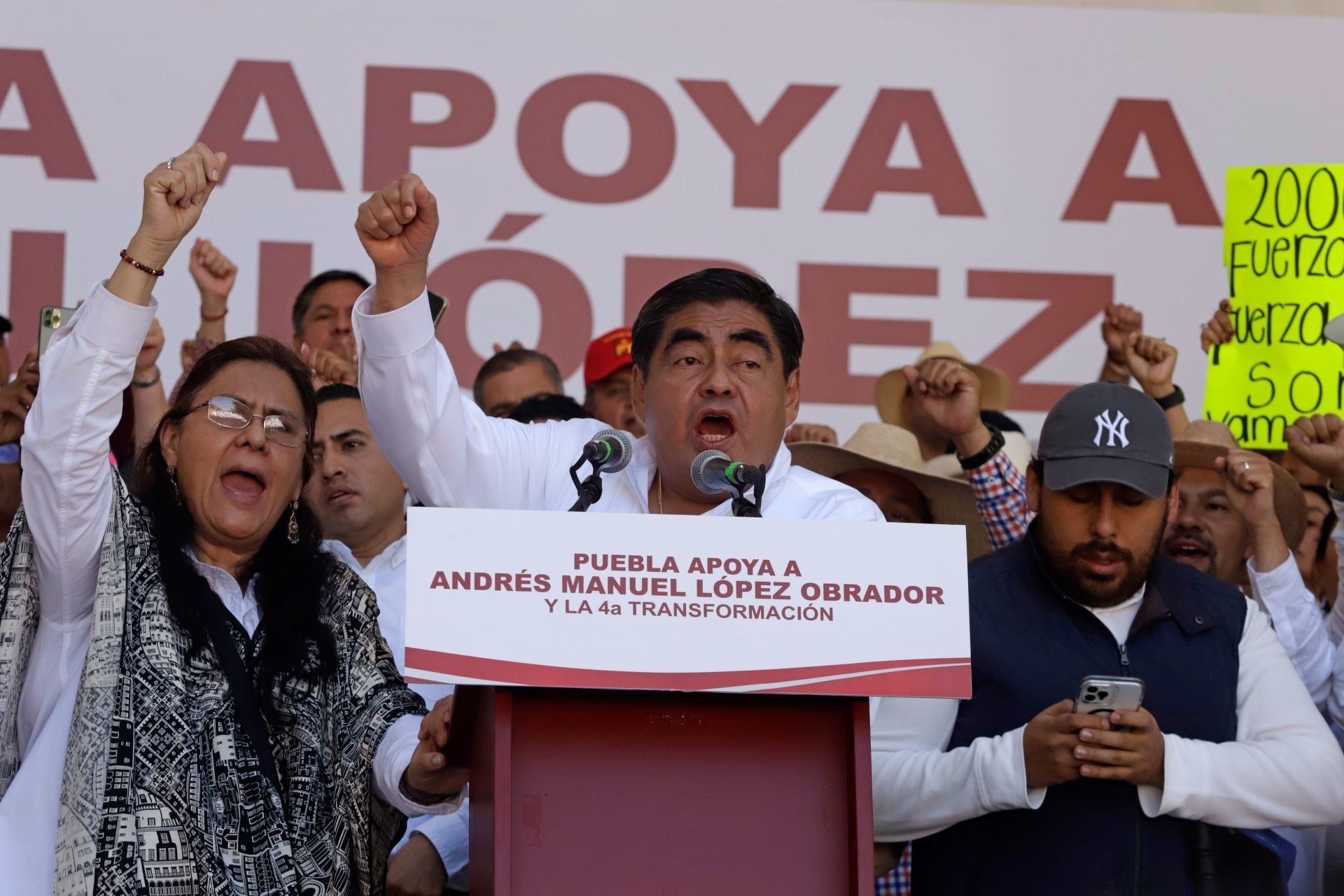 Luis Miguel Barbosa Huerta encabezó la marcha en apoyo al movimiento Cuarta Transformación el 4 de diciembre de 2022 en Puebla
