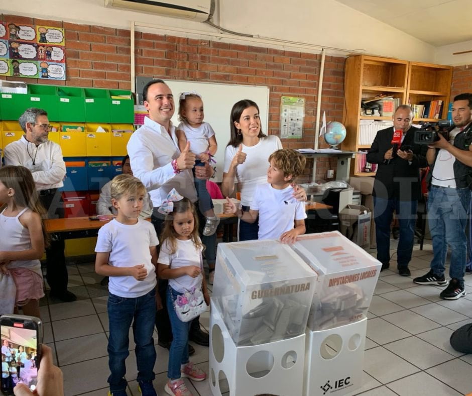 Manolo Jiménez acude a votar en Saltillo, Coahuila