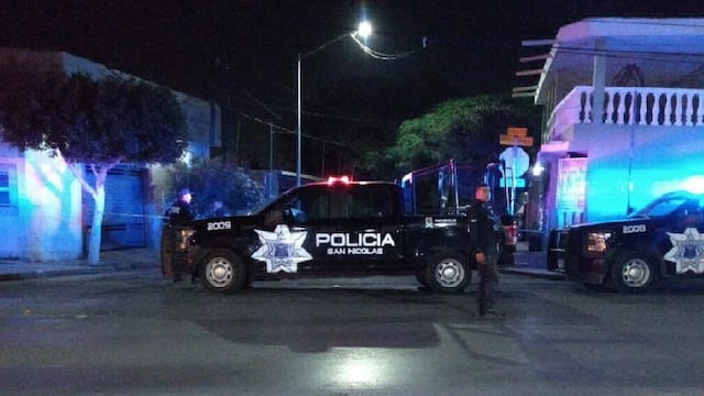 Patrulleros de la policía municipal de San Nicolás de los Garza acordonaron la zona de la colonia Pedregal de Santo Domingo donde un hombre fue asesinado.