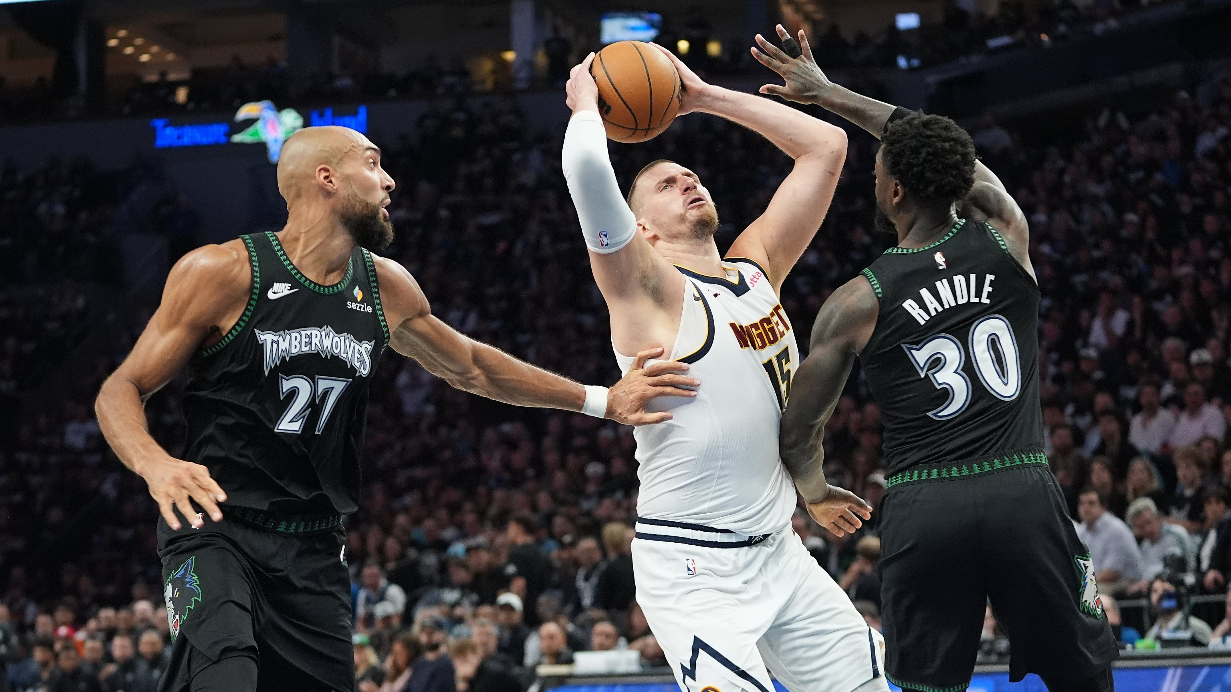 Timberwolves vencen a Nuggets y toman ventaja 2-1 en la NBA