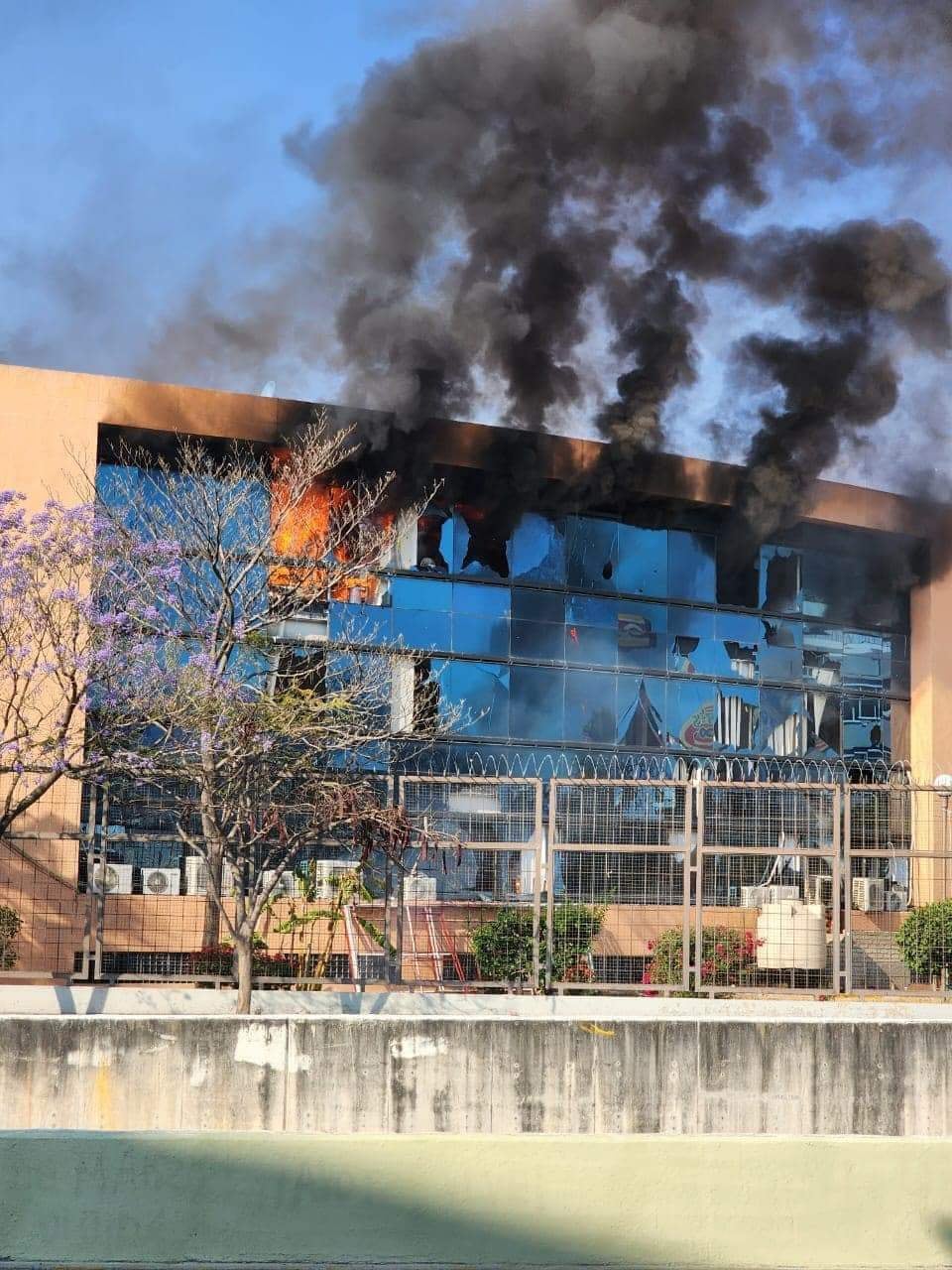 Queman autos y Palacio de Gobierno de Chilpancingo