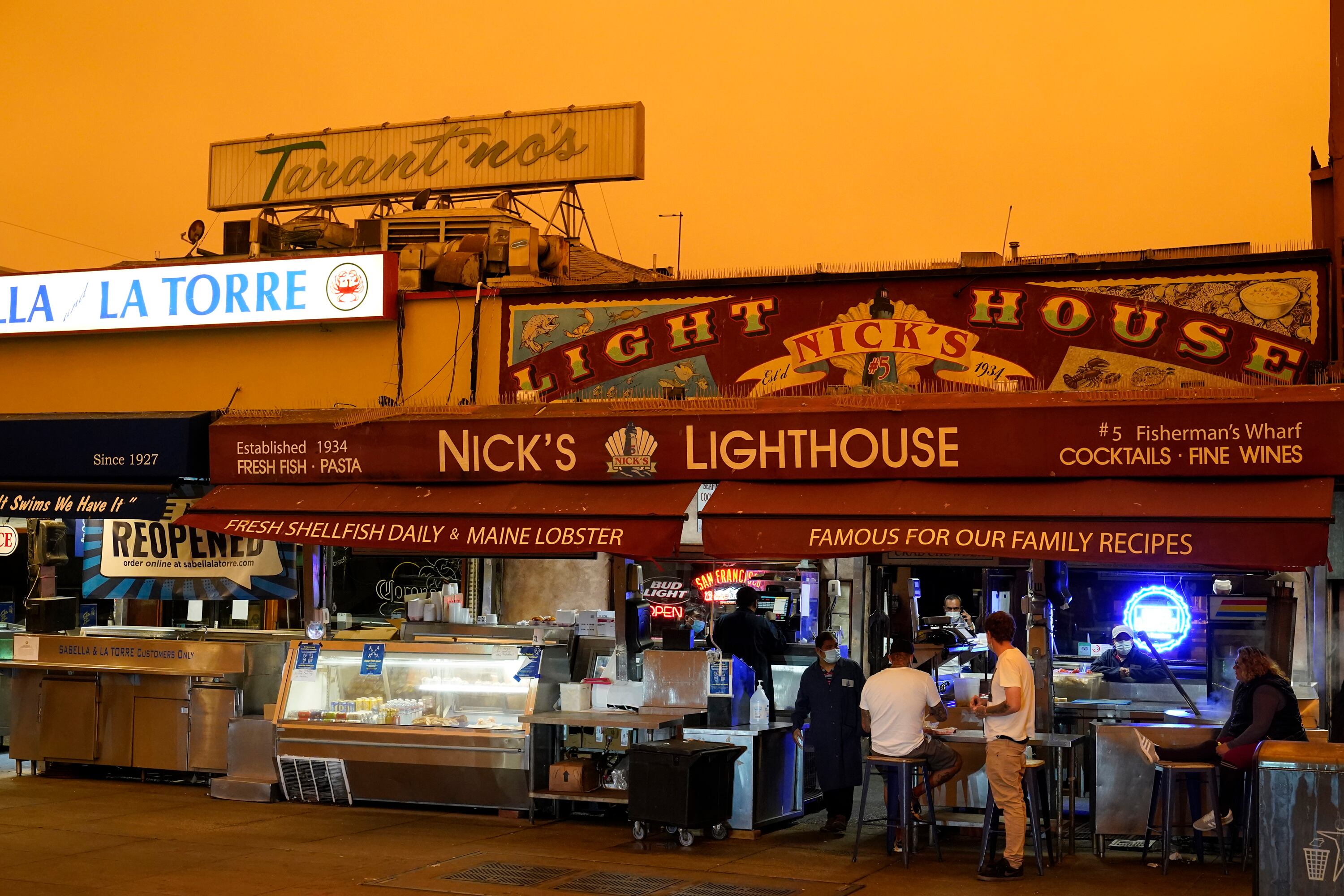 Cielo color naranja por incendios