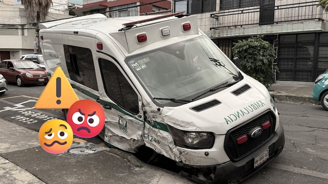 Ambulancia del IMSS choca en Azcapotzalco