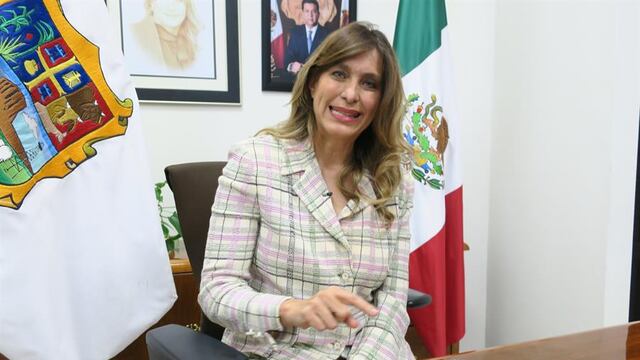 La funcionaria se detuvo para auxiliar al hombre atropellado