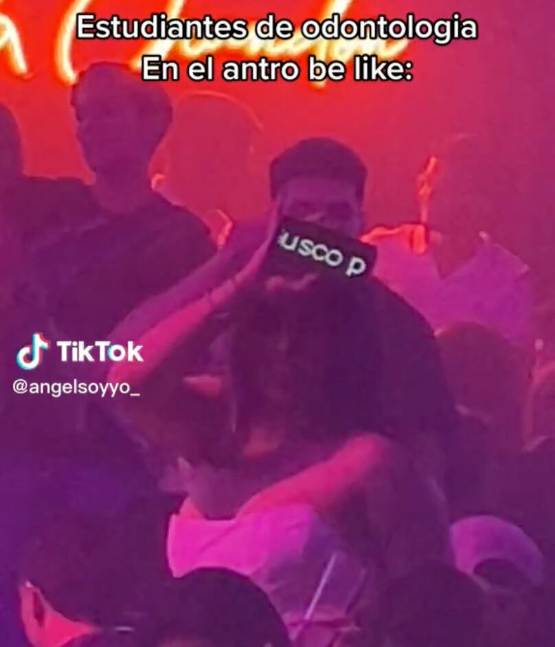 Busca a paciente dental en el antro con un letrero