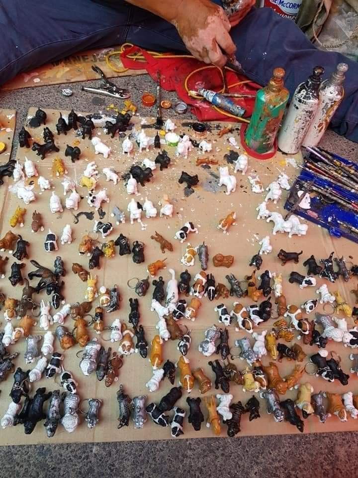 Señor que hace perros en miniatura en el Metro Ermita