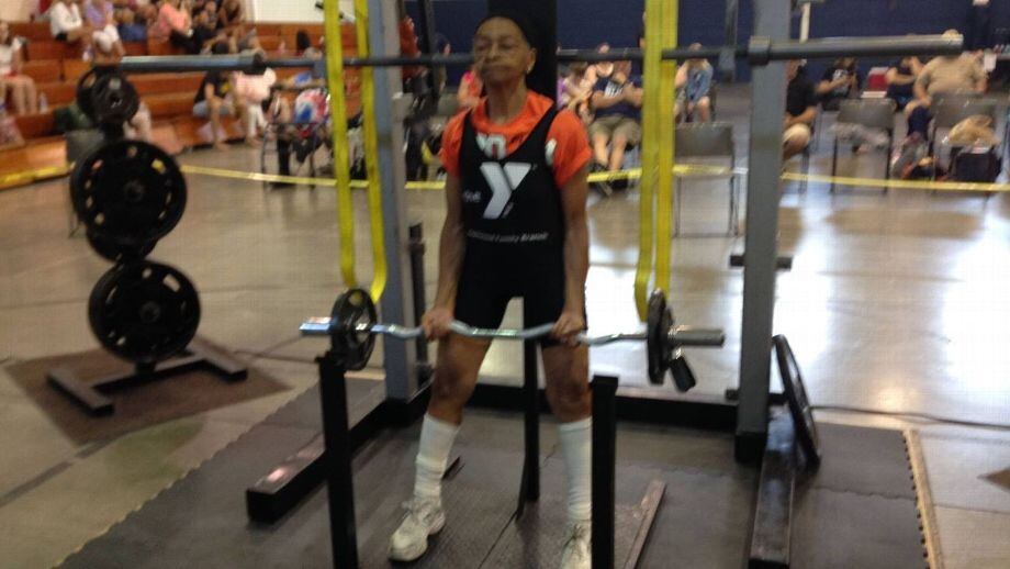 La mujer es capaz de levantar el doble de su peso