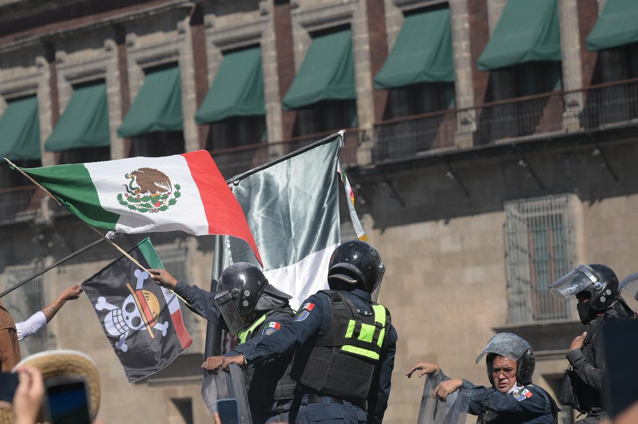 Policías y manifestantes de dan la mano