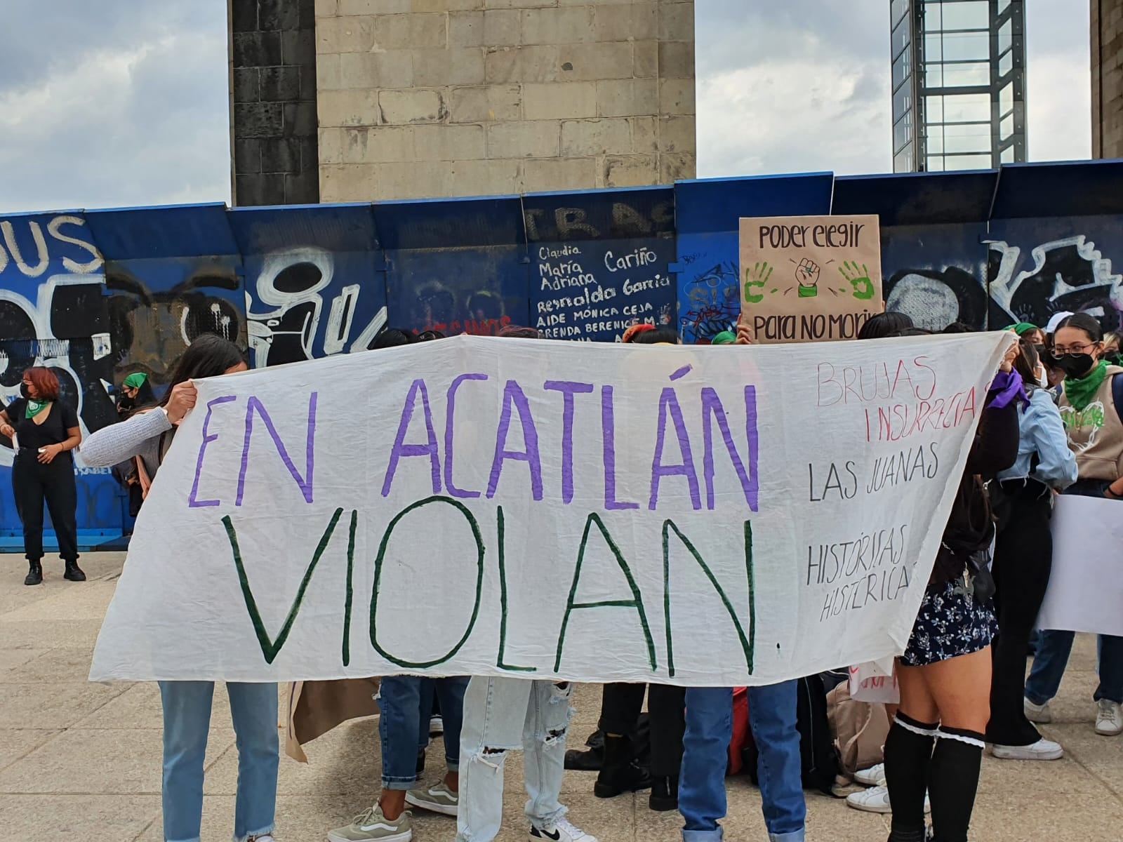 Contingentes de estudiantes de la UNAM se suman a la marcha feminista