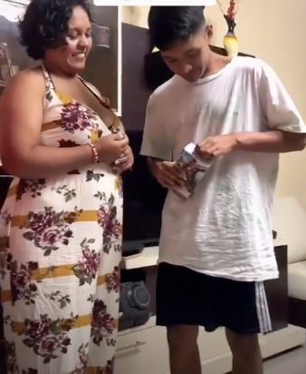 Le regalan un iPhone de Navidad y se le cae al abrirlo