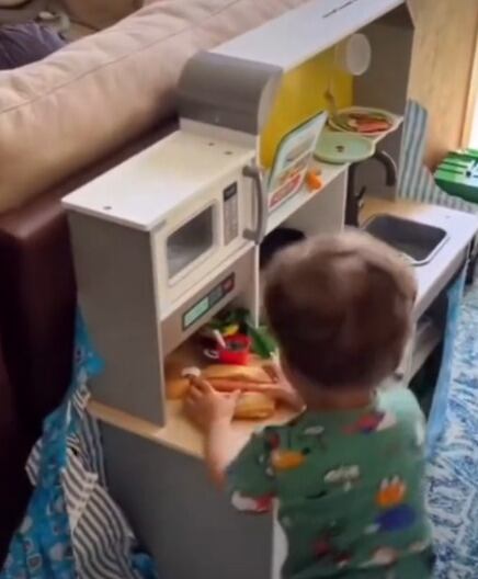 Niño recibe cocinita como regalo de Reyes Magos