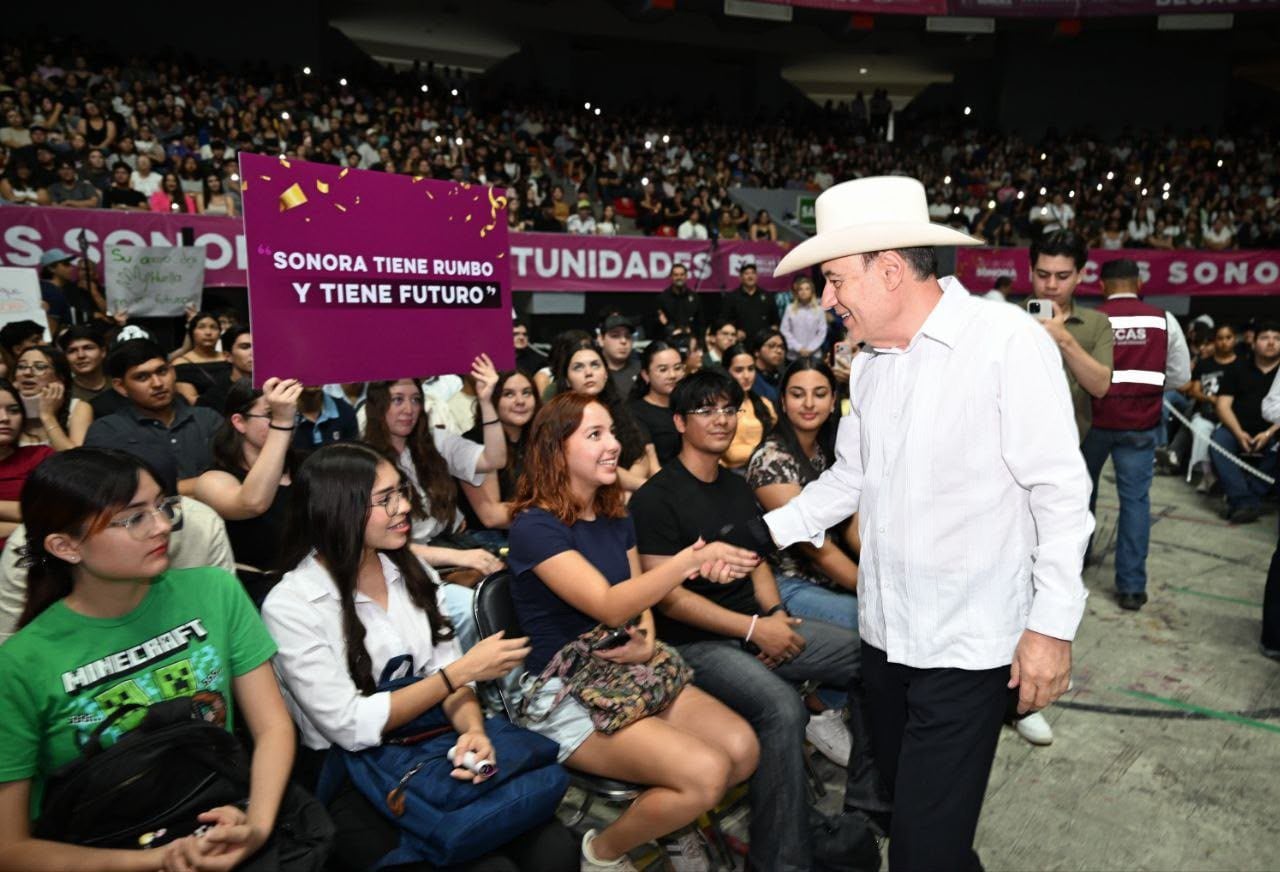 Alfonso Durazo entrega más de 18 mil becas a universitarios en Hermosillo