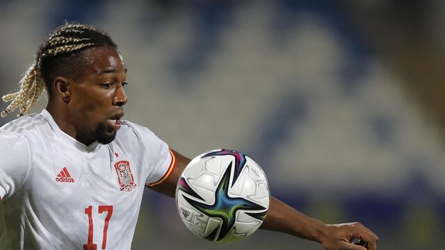 Adama Traoré en un partido con España