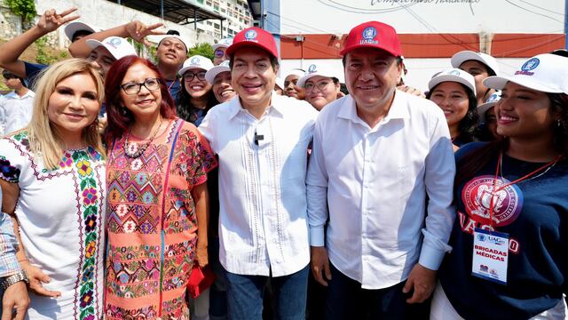 Mario Delgado, secretario de Educación Pública, al centro