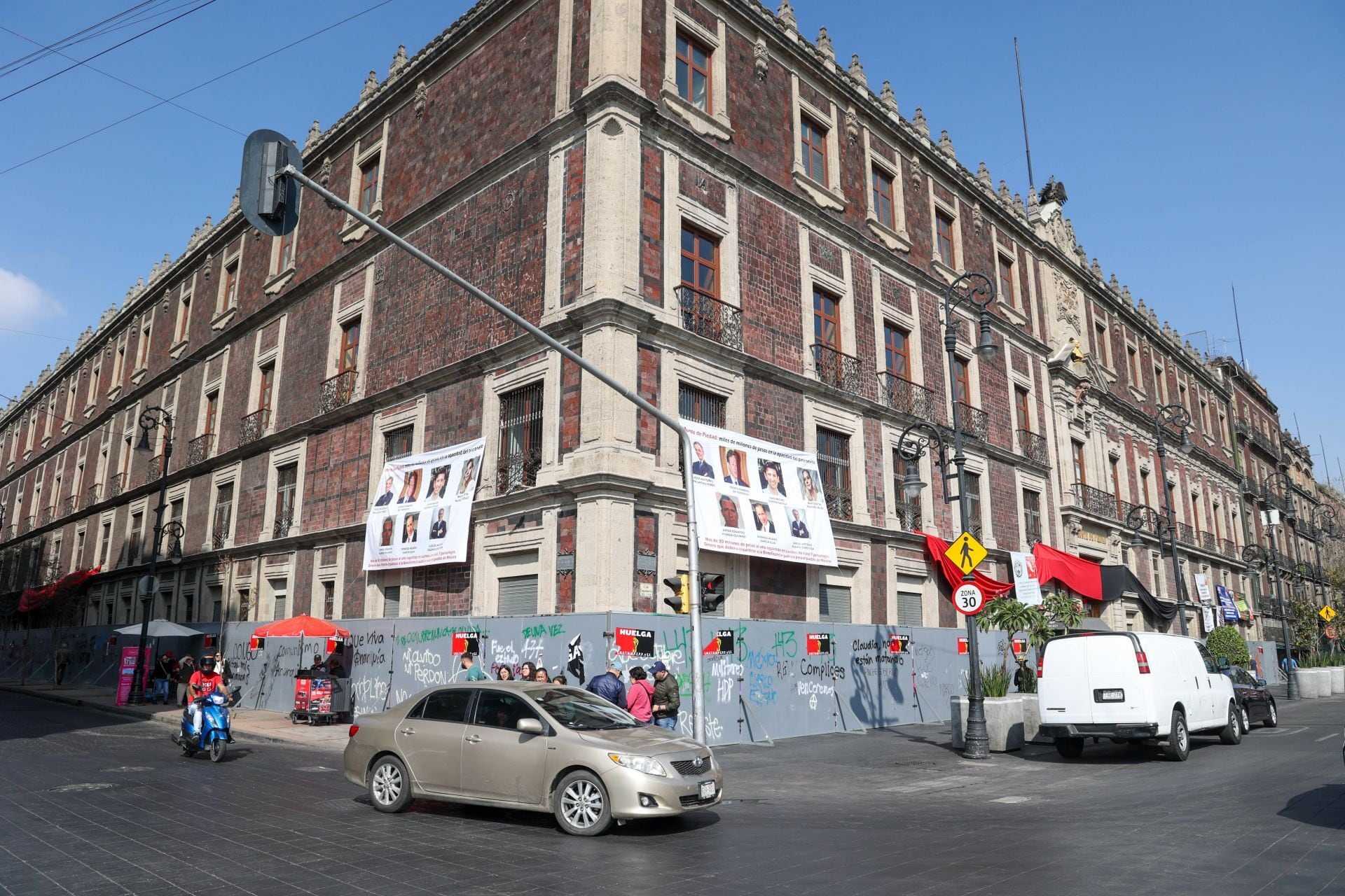 Trabajadores de Monte de Piedad están en huelga.