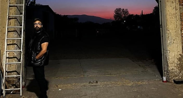 Alejandro Fernández recorre el rancho ‘Los tres Potrillos’