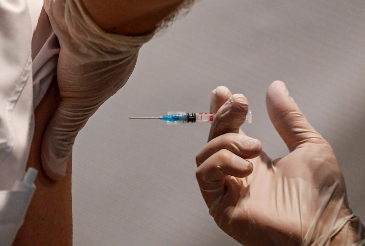 Vacunas Sinovac y Pfizer no son efectivas contra ómicron, según estudio chino