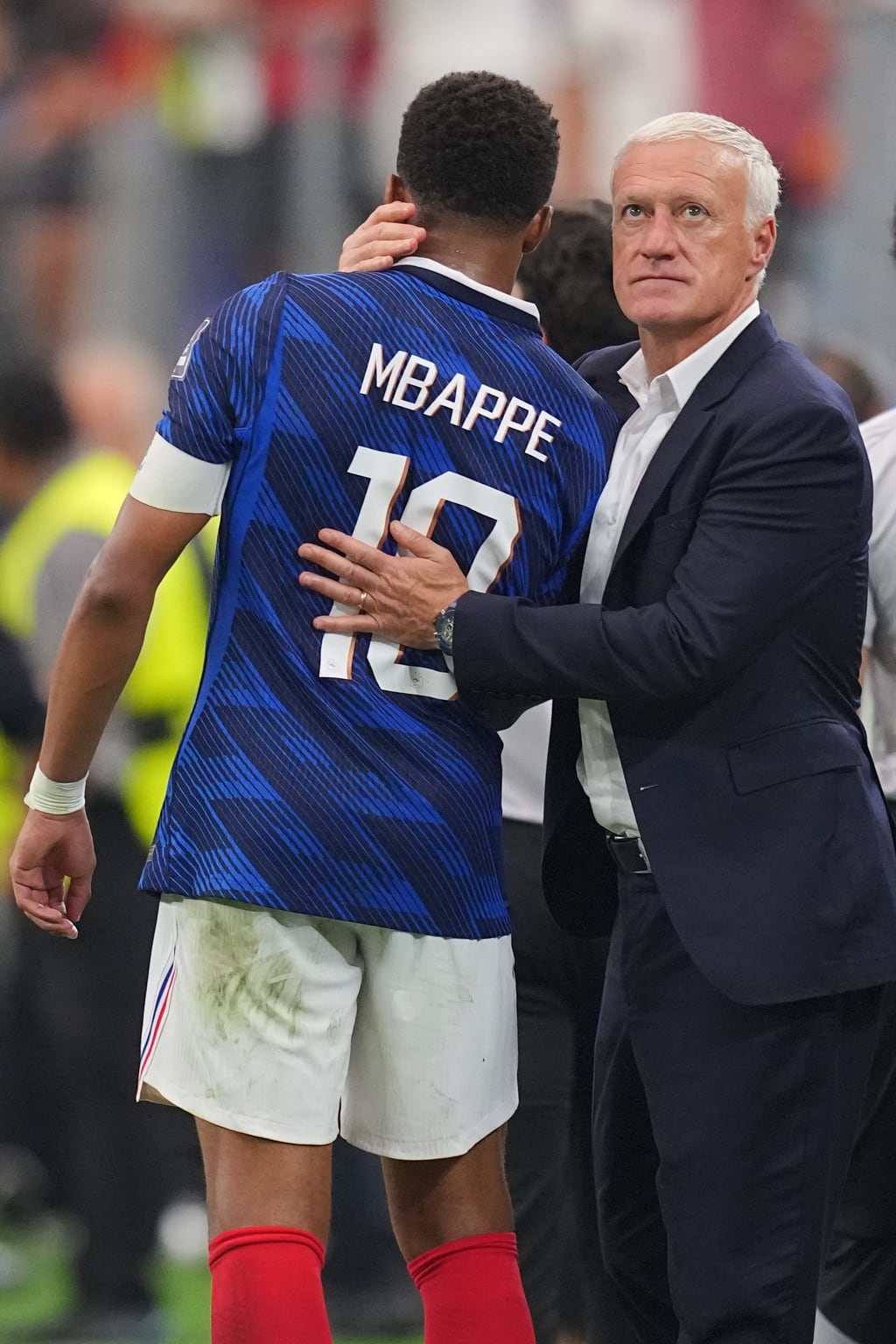 Didier Deschamps abraza a Mbappé durante el Mundial 2026
