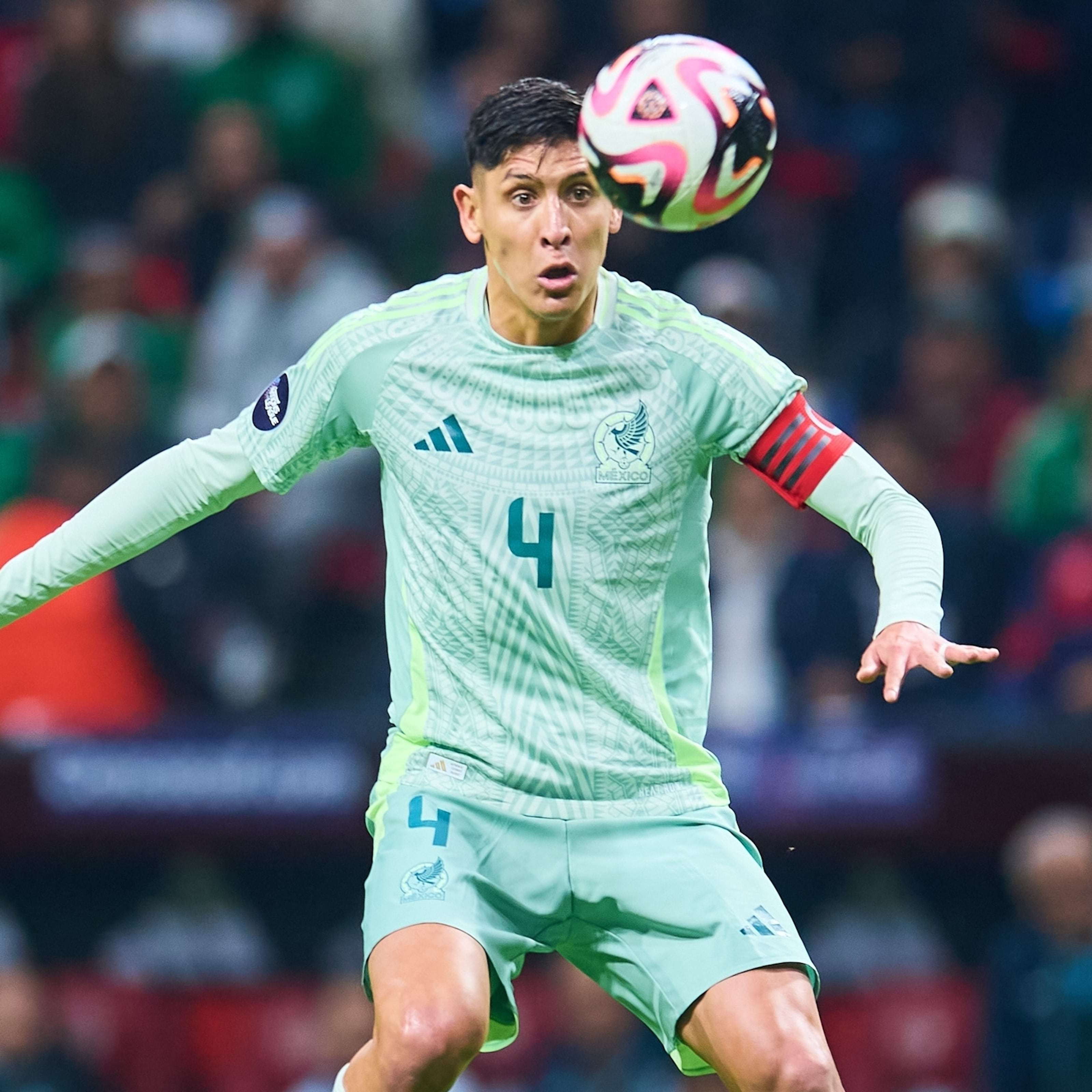 Olympiacos busca a Edson Álvarez y podría reunirlo con la Hormiga González