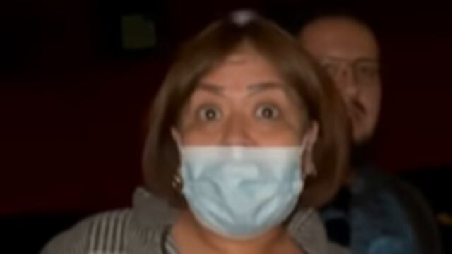 Se niega a usar cubrebocas en el cine