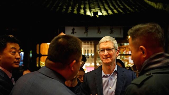 El presidente ejecutivo de Apple, Tim Cook, llega a la cuarta Conferencia Mundial de Internet en Wuzhen, China.