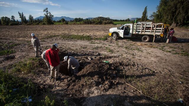 Trabajadores de Pemex cancelan una toma clandestina de combustible en Tlahuelilpan, en imagen de febrero de 2019