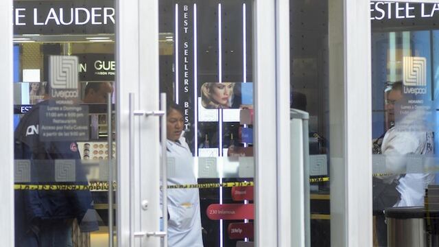 El 10 de septiembre, el comando ingresó a la tienda departamental y rompieron la puerta de acceso con mazos, así como los cristales de los exhibidores. Foto/Cuartoscuro