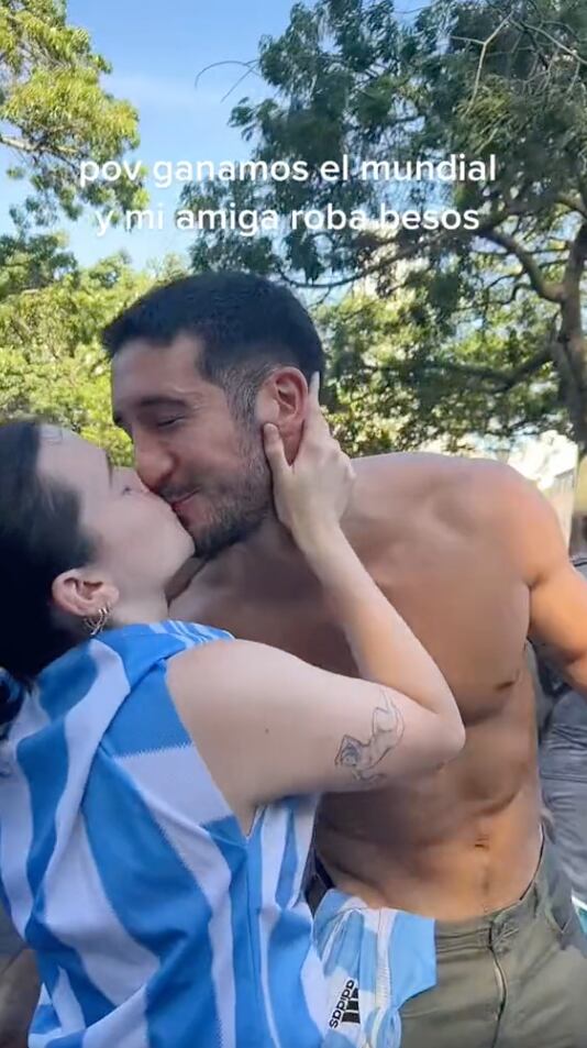 Se besa a los más guapos porque Argentina es campeón
