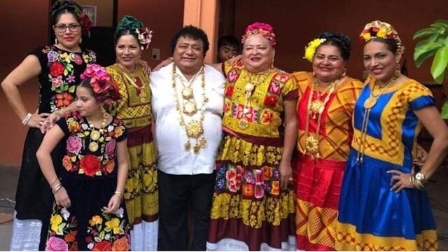 Óscar Cazorla (al centro con camisa blanca)