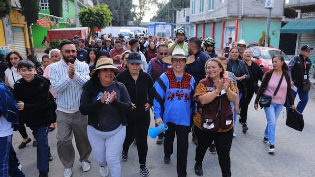 Azucena Cisneros inaugura pavimentación en colonias de Ecatepec