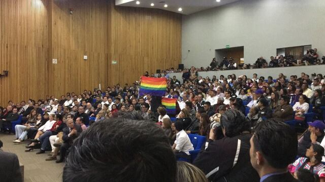 Protesta de la comunidad LGBTI en registro ante el INE de coalición "Juntos haremos historia"