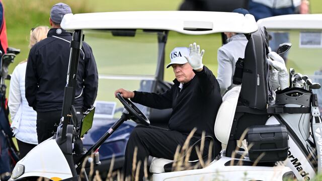 ¿Donald Trump tiene miedo? Ahora recorre su campo de golf en un carrito blindado