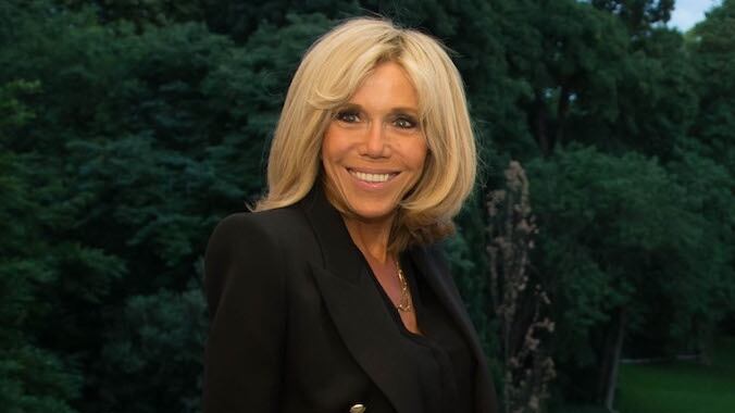 Brigitte Macron enfrenta críticas tras insultos a manifestantes feministas