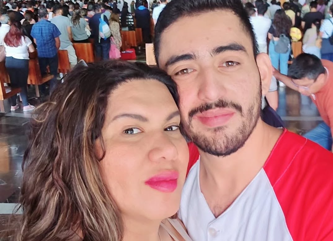 Kimberly Flores junto a Óscar Barajas