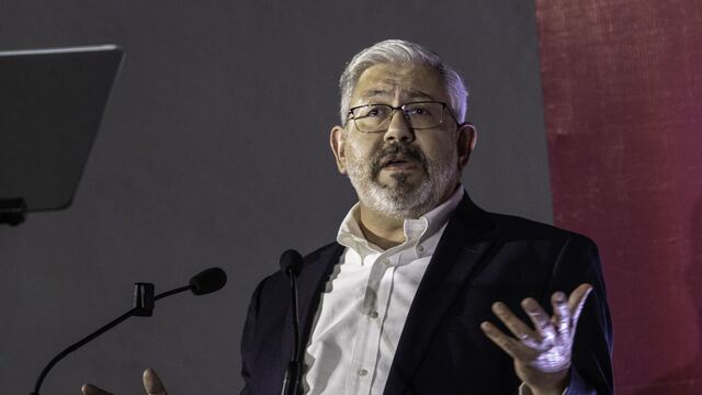 Macario Schettino Yáñez durante los foros de Unidad y Gobierno de Coalición para lograr una nueva alternancia democracia que se lleva a cabo en Expo Reforma.