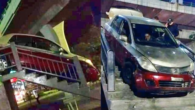 Automóvil atrapado en puente peatonal