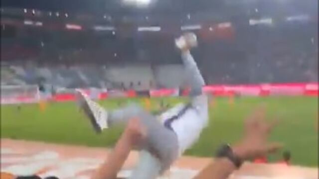 Aficionado del Pachuca se arrojó a las bancas