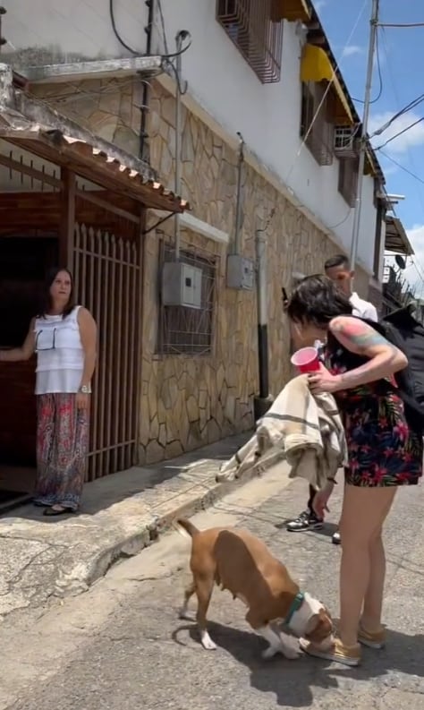 Mamá reencontrándose con su hija después de 5 años