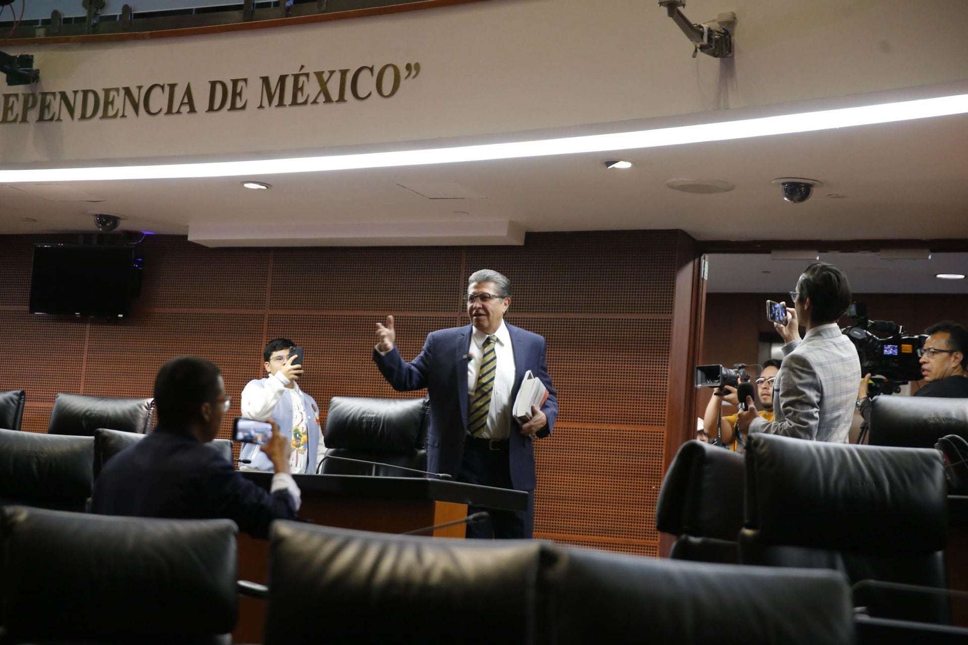 Ricardo Monreal llegando al pleno del Senado de la República