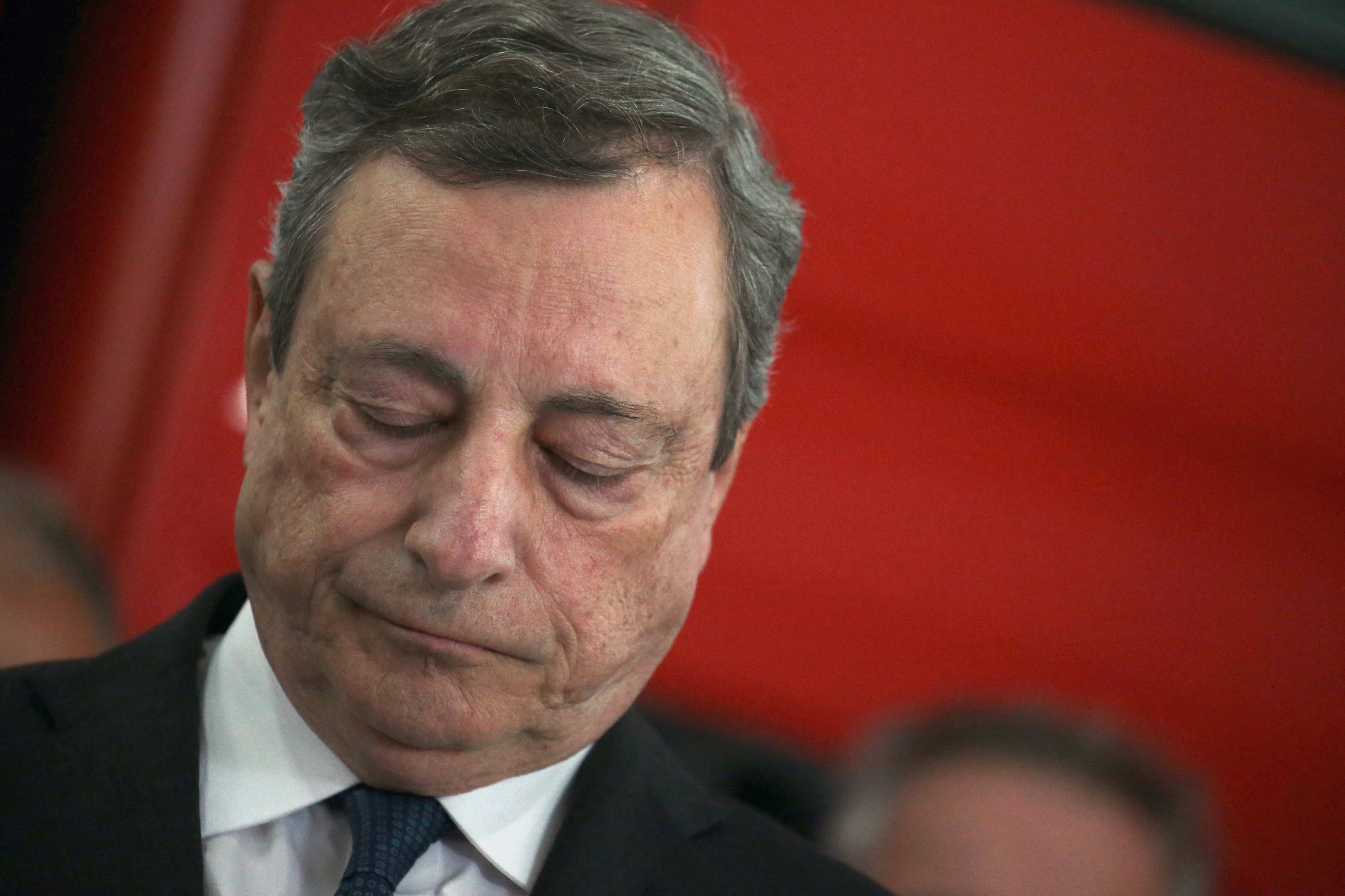 Mario Draghi, primer ministro de Italia visitando el derrumbe en el glaciar en Los Alpes /AFP