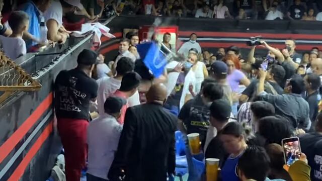 Lady Maravilla lanza silla contra fan