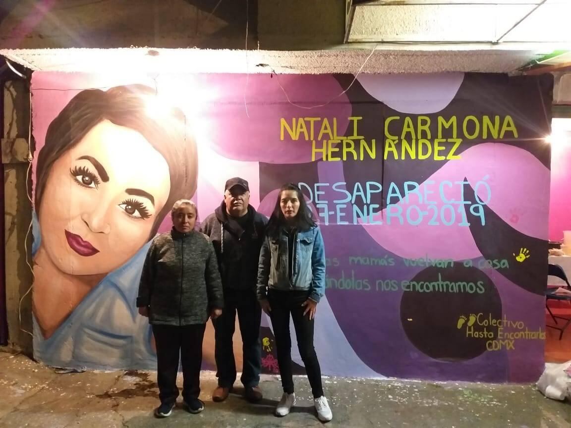 Familia de Natali Carmona Hernández en el mural.