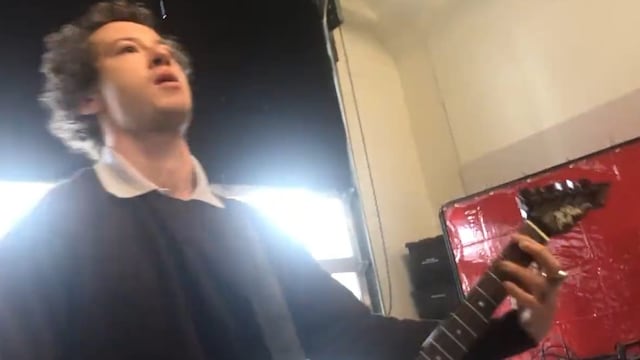 Joseph Quinn ensaya 'Master of puppets' para Stranger Things 4