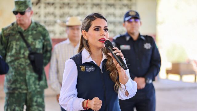Evelyn Salgado en reunión con habitantes de El Durazno