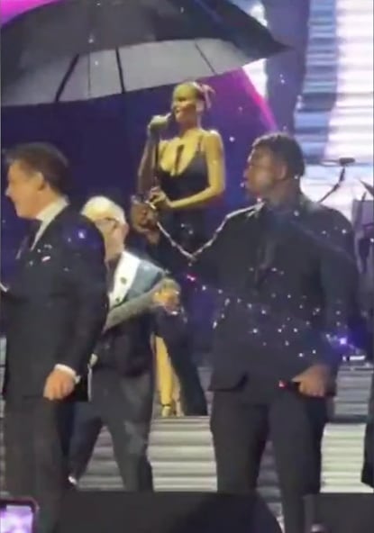 Luis Miguel canta bajo la lluvia