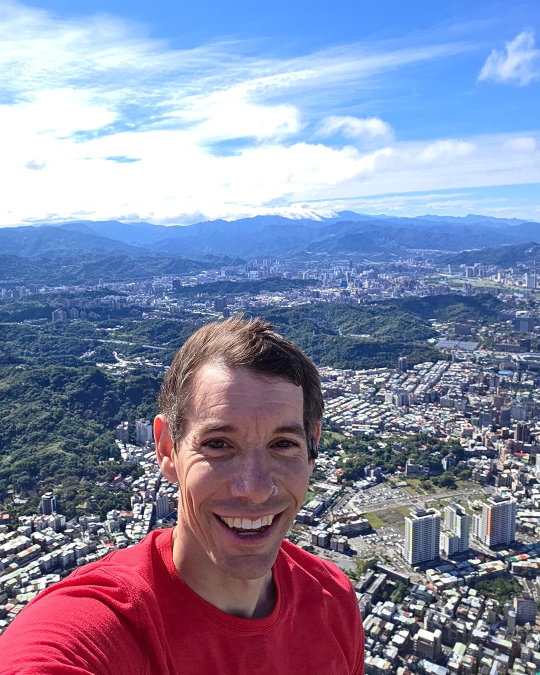 Alex Honnold escala a la cima del Taipei 101