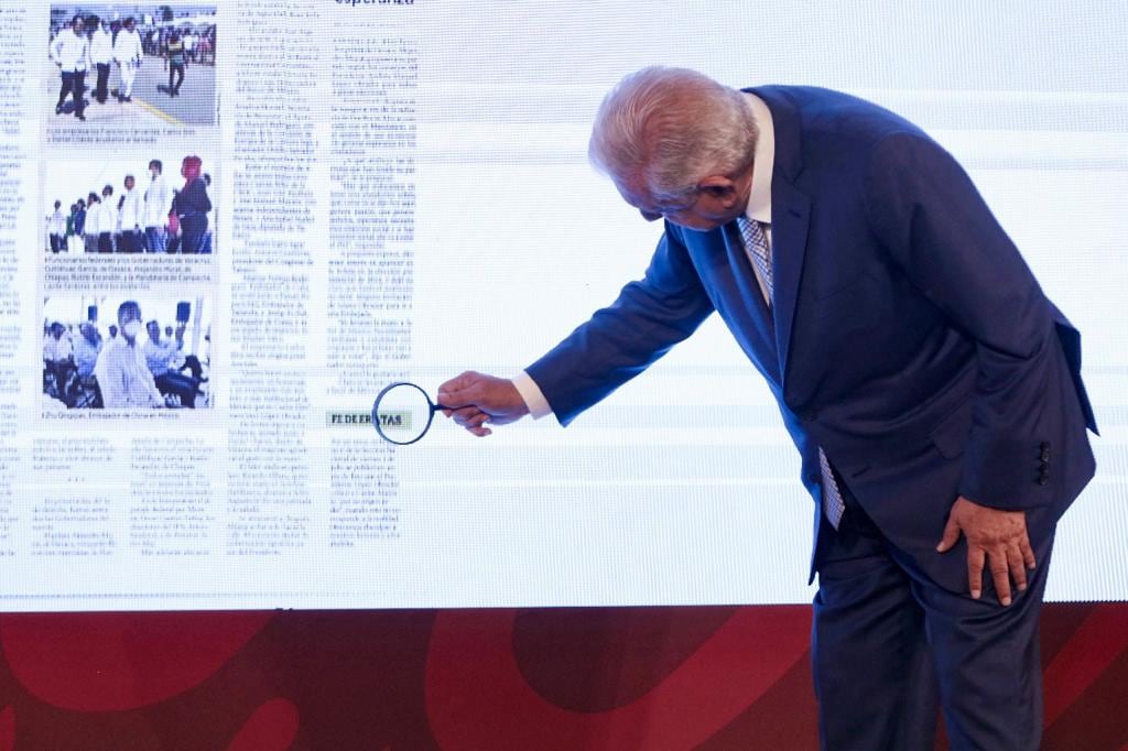 AMLO usa una lupa en la conferencia mañanera del 6 de julio de 2022