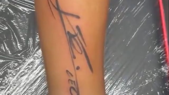 Un portero se tatuó el autógrafo de Lionel Messi.