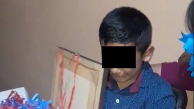 Niño llora al recibir foto de su abuelito