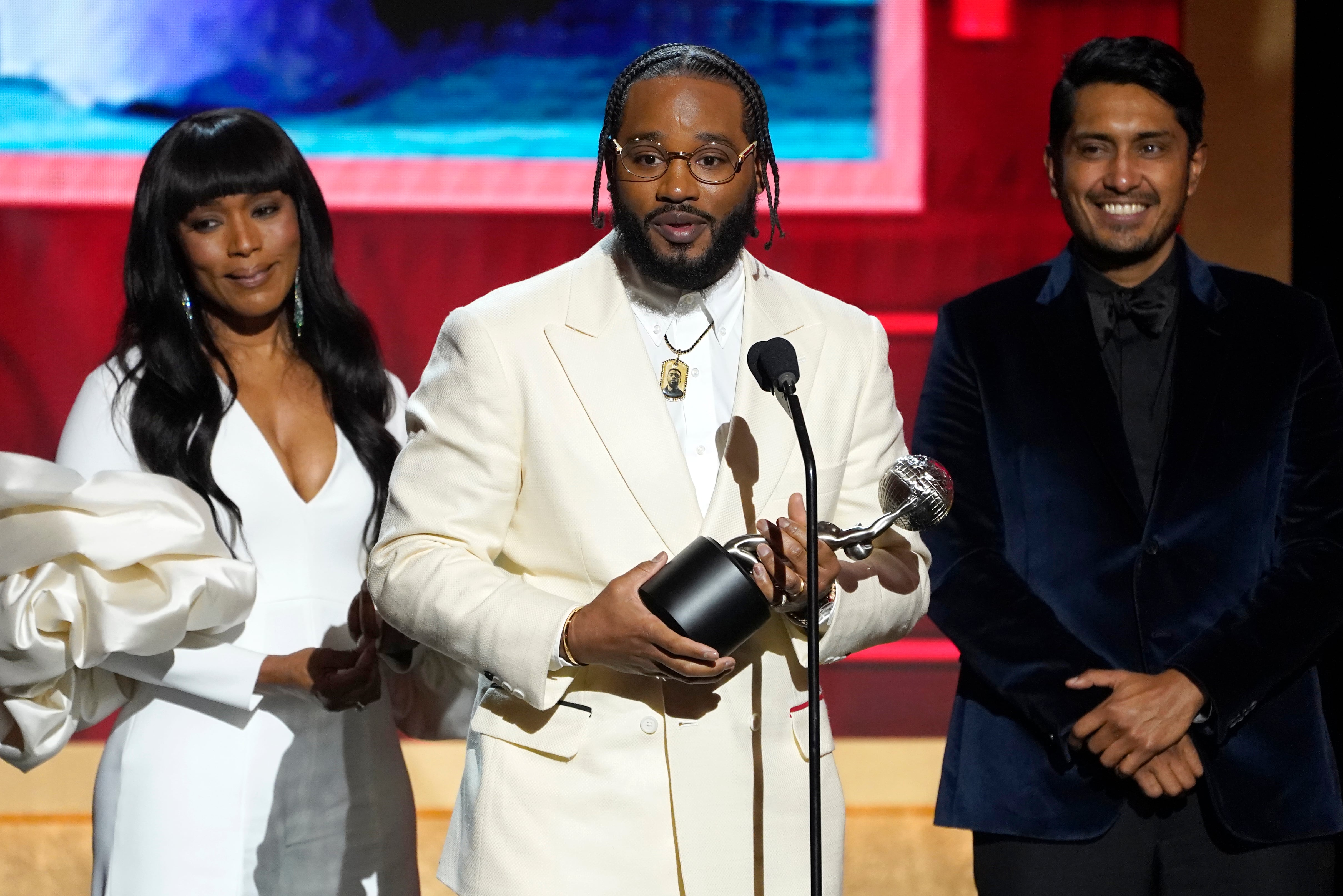 Angela Basset, Ryan Coogler y Tenoch Huerta en los 54th NAACP Image Awards